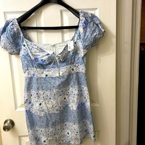 Puff sleeve floral dress .miscellaneous light blue L. New with tag.